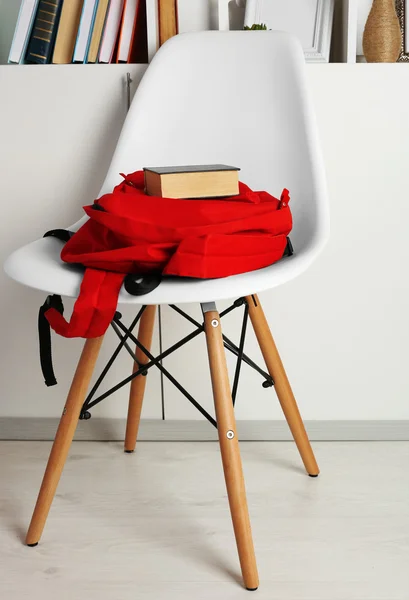 Mochila roja con colorido estacionario — Foto de Stock