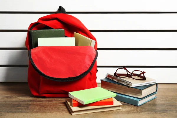 Mochila roja con colorido estacionario — Foto de Stock