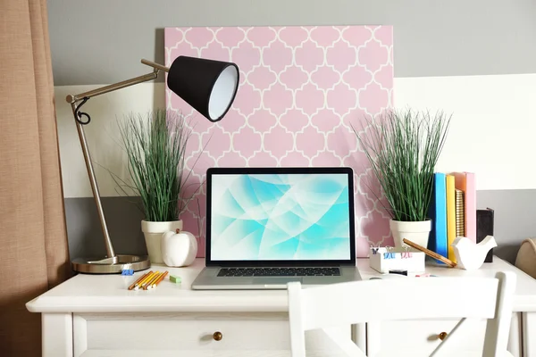 Local de trabalho com mesa e laptop — Fotografia de Stock