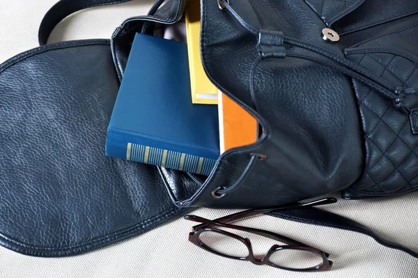 Frauenrucksack mit Buch — Stockfoto