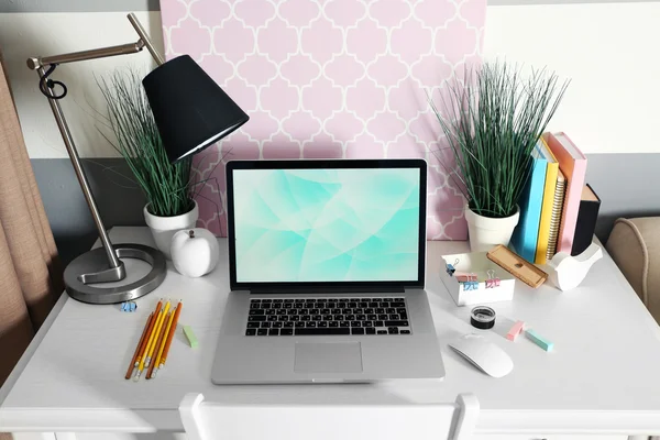 Local de trabalho com mesa, lâmpada e laptop na sala de estar — Fotografia de Stock