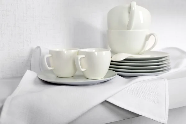 白色的餐具，用餐巾 — 图库照片
