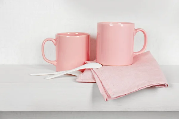 Tazze rosa e tovagliolo — Foto Stock