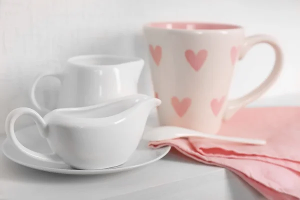 Servies met roze kopje en Servet — Stockfoto