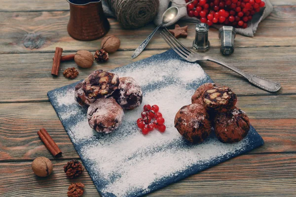 Bolas de chocolate com temperos em um tapete — Fotografia de Stock