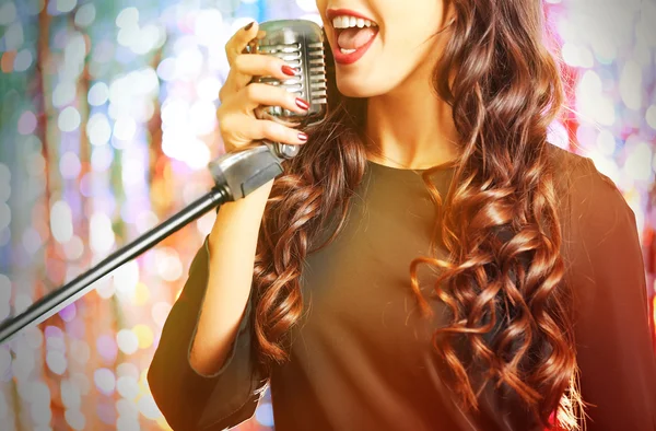 Jonge zingen vrouw — Stockfoto