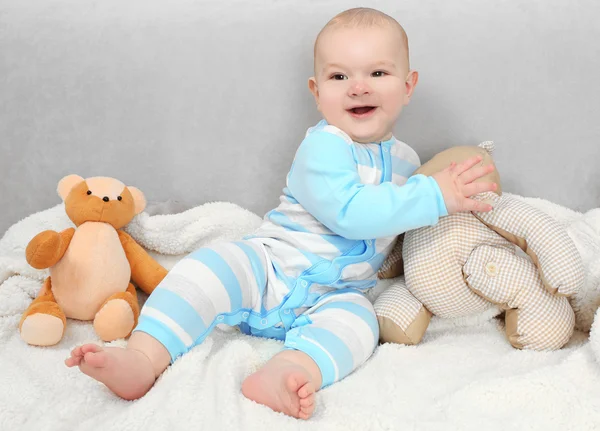 Adorable bébé avec des ours en peluche — Photo