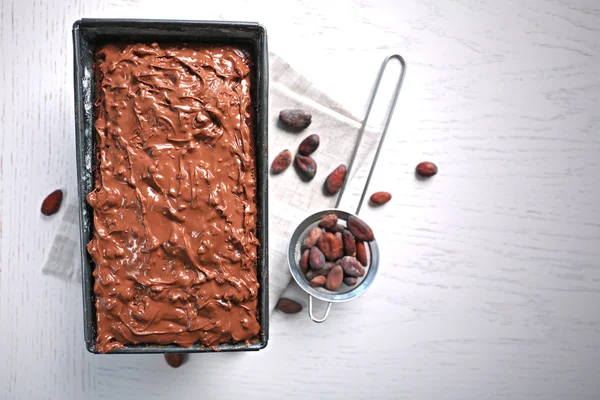 Heerlijke chocolade taart met moer crème in pan op witte houten tafel, close-up — Stockfoto