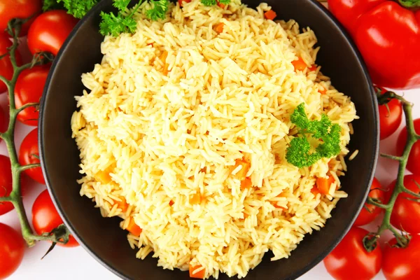Schotel van rijst met groenten close-up — Stockfoto
