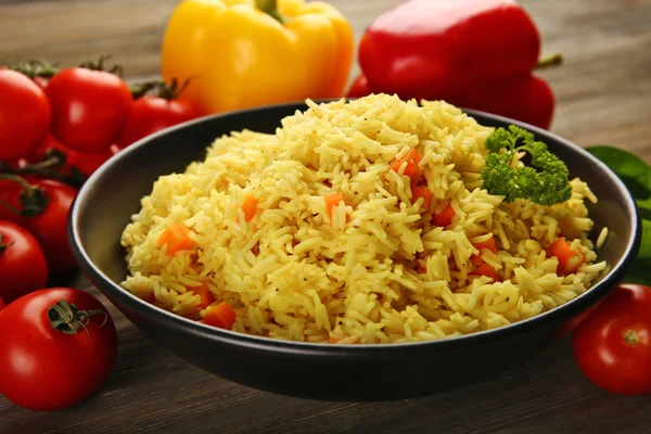 Danie wegetariańskie ryż na drewnianym stole zbliżenie — Zdjęcie stockowe
