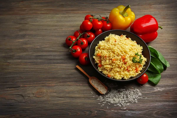 Prato de arroz vegetariano em fundo de madeira — Fotografia de Stock