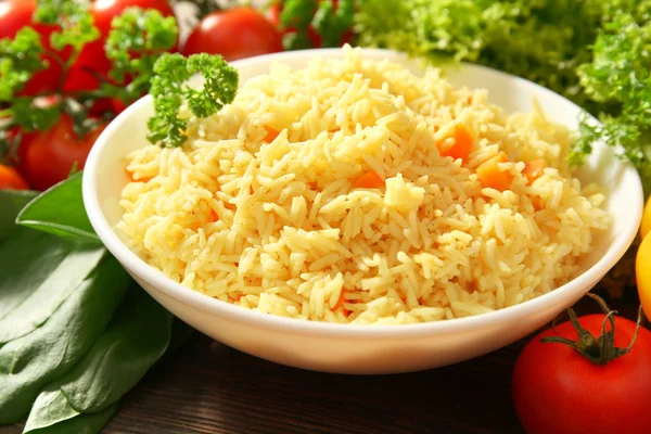 Plato de arroz vegetariano con verduras de cerca — Foto de Stock