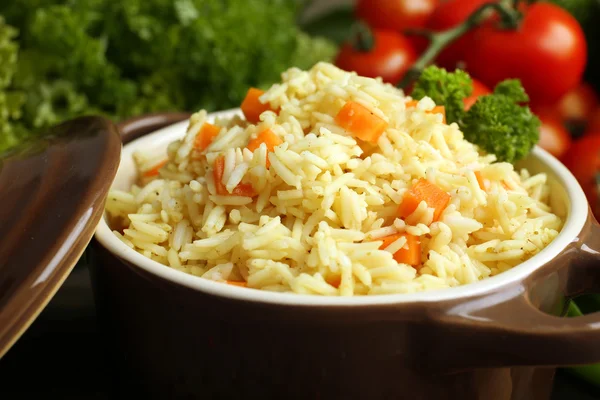 Kastrull med vegetarisk ris närbild — Stockfoto