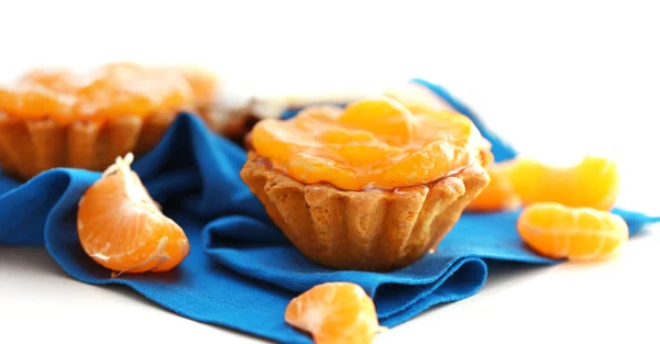 Сладкие пирожные с мандаринами на столе, закрывай — стоковое фото