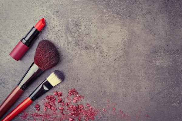Make up borstels met rode lippenstift — Stockfoto