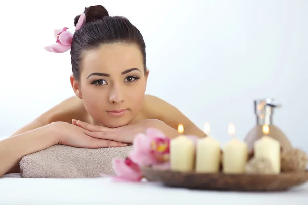 Jovem mulher bonita relaxante — Fotografia de Stock