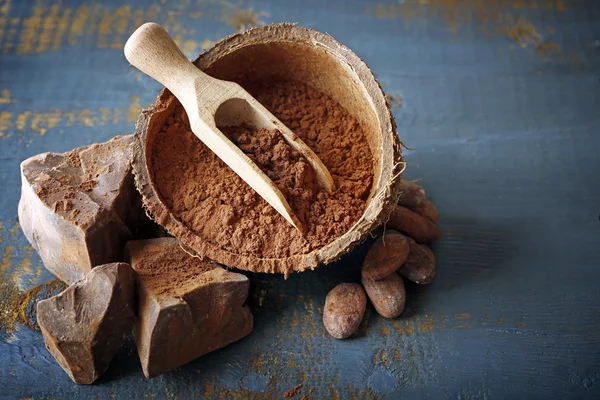 Cuenco con cacao aromático en polvo sobre fondo de madera rayada, de cerca — Foto de Stock