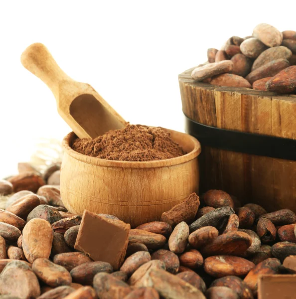 Aromatycznych ziaren kakao i czekolady na białym tle na białym tle, z bliska — Zdjęcie stockowe