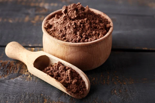Miska z aromatycznych kakao na porysowany drewniane tła, z bliska — Zdjęcie stockowe