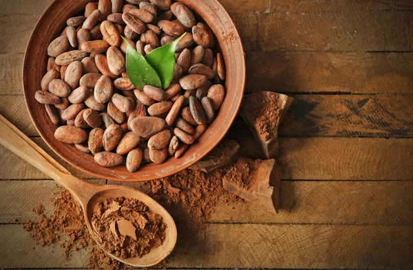 Récolte de cacao aromatique sur fond bois, gros plan — Photo