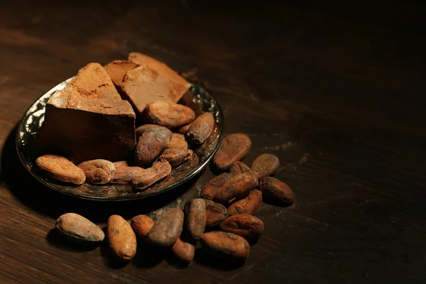 Silberne Untertasse mit aromatischem Kakao auf Holzgrund, Nahaufnahme — Stockfoto