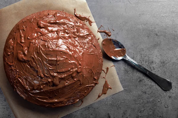 Čokoládový koláč s lžící, detail — Stock fotografie