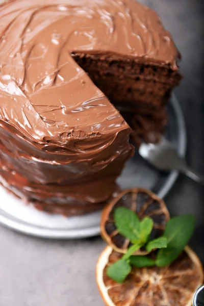 Čokoládový koláč s vidličkou a ingredience na stole — Stock fotografie