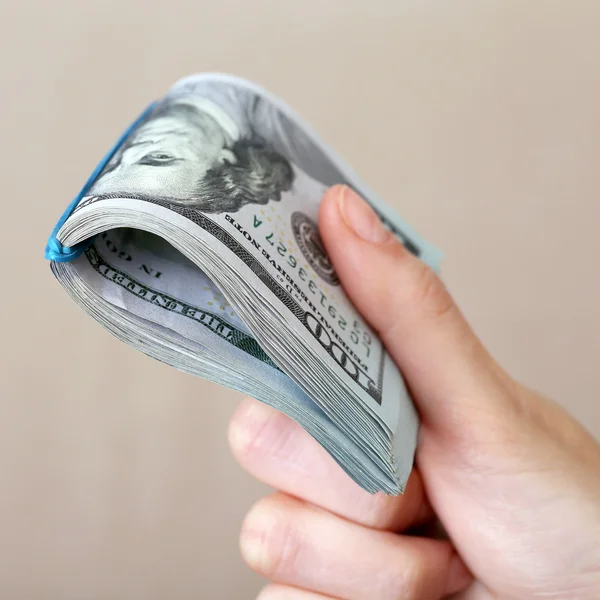 Hand houdt geld — Stockfoto