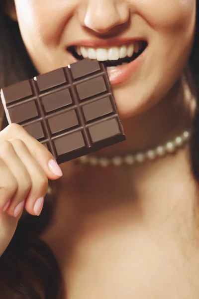 Mujer cariñosa chocolate — Foto de Stock