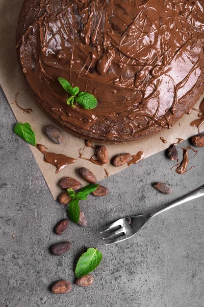 Шоколадный пирог с мятой, бобами и вилкой на сером столе — стоковое фото