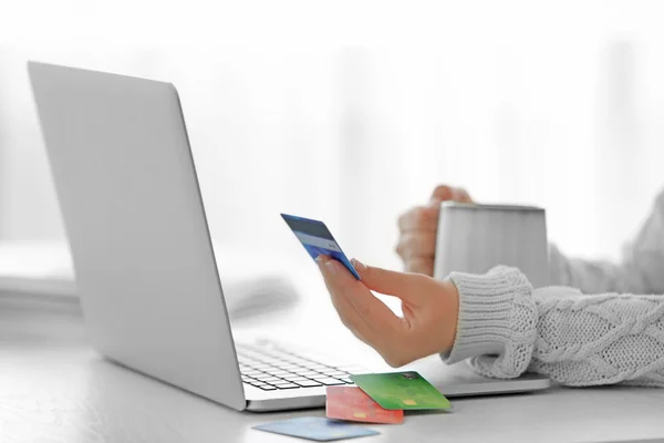 E-Commerce-Konzept. Frau mit Kreditkarte, Laptop und Tasse Kaffee, Nahaufnahme — Stockfoto