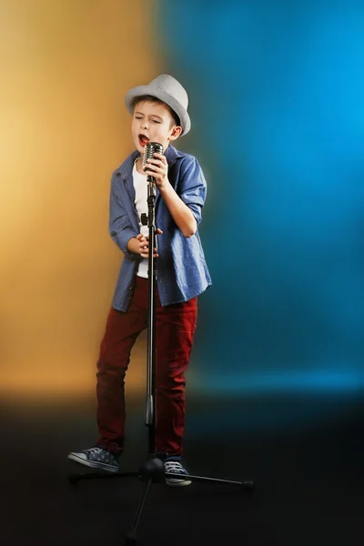 Niño cantando con micrófono — Foto de Stock