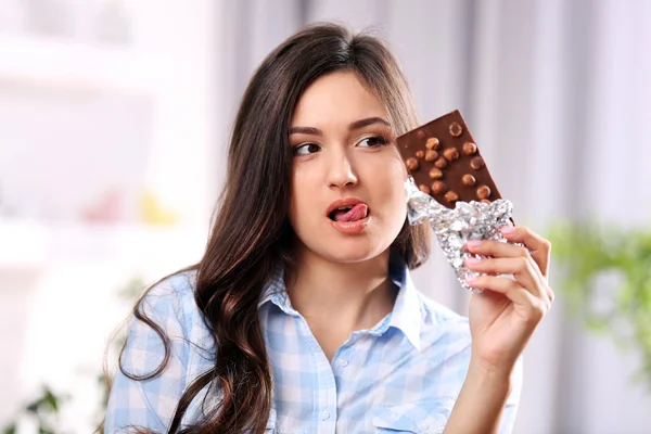 Jovem morena com chocolate — Fotografia de Stock