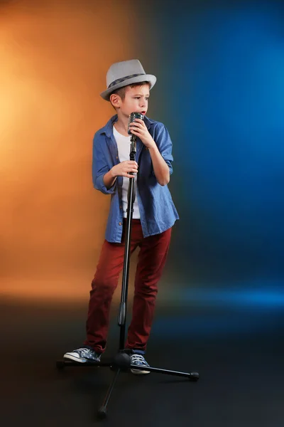 Niño cantando con micrófono —  Fotos de Stock