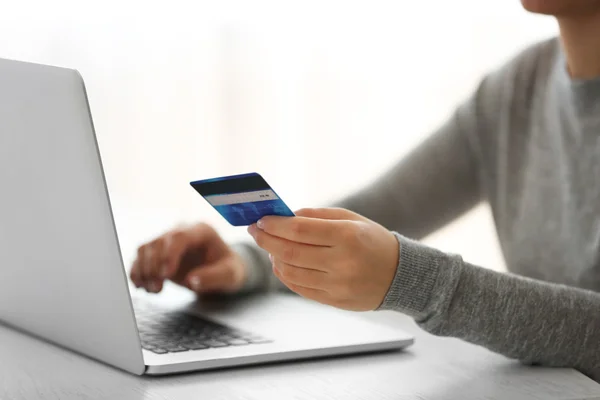 Conceito de comércio electrónico. Mulher com cartão de crédito e laptop, close-up — Fotografia de Stock