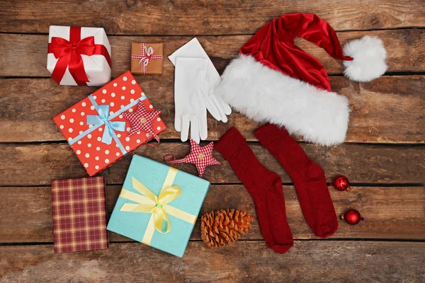 Traje de Papá Noel con cajas de regalo — Foto de Stock