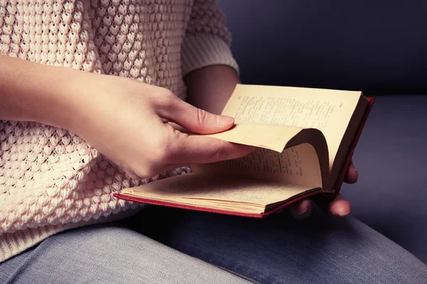 Kvinna läsning bok — Stockfoto