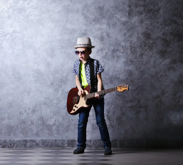 ギターを弾く少年 — ストック写真