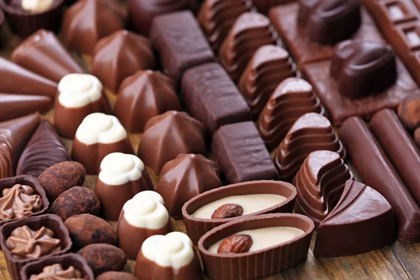 Surtido de deliciosos caramelos de chocolate de fondo, de cerca —  Fotos de Stock