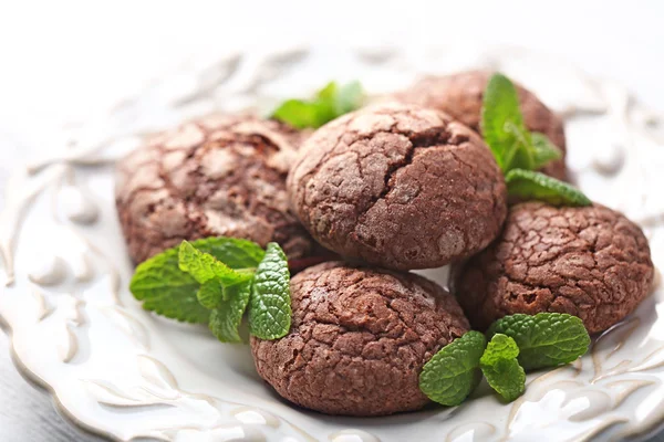 Chocolate chip cookie with mint in plate, closeup — Stock Photo, Image