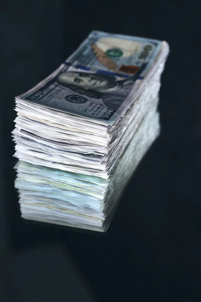 黒い背景にドル紙幣のスタック — ストック写真