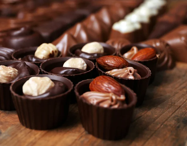 Köstliche Schokoladenbonbons auf hölzernem Hintergrund — Stockfoto