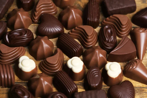 Sortiment lahodné čokoládové bonbony zázemí, zblízka — Stock fotografie