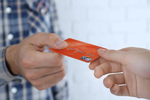 Χέρια που κρατούν μια πιστωτική κάρτα — Φωτογραφία Αρχείου