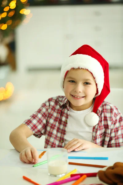 Allegro ragazzo scrittura lettera a Babbo Natale — Foto Stock