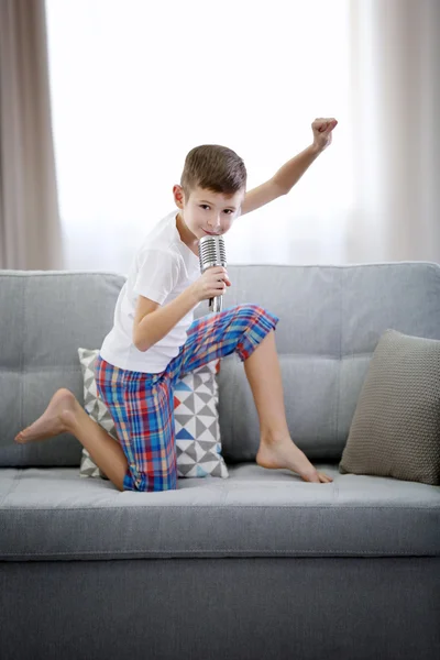 Niño cantando con micrófono — Foto de Stock