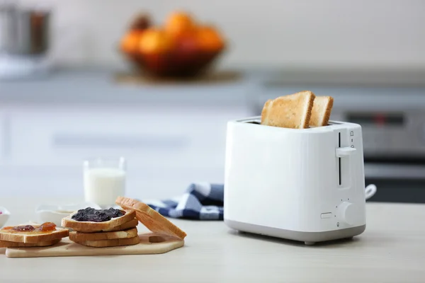 Tost yemekler ve sandviçler makinesiyle — Stok fotoğraf