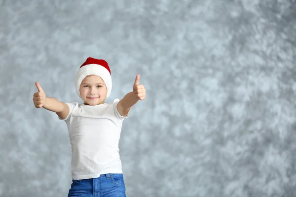 Chłopiec w Santa hat gra — Zdjęcie stockowe