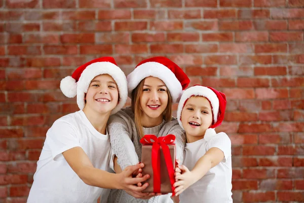 Primos Felices Con Caja Regalo Sobre Fondo Pared Ladrillo —  Fotos de Stock