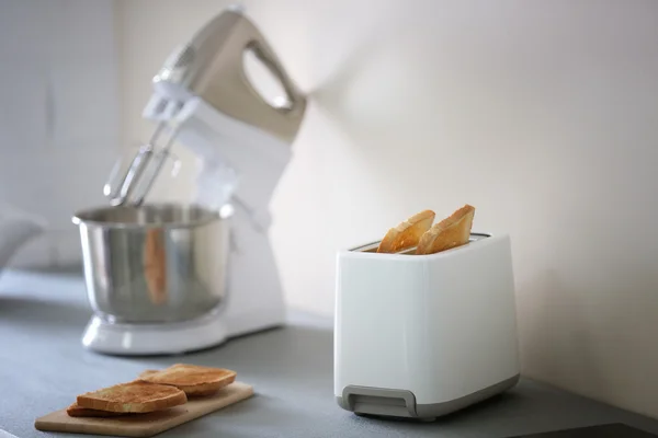 Pemanggang roti dengan mixer di meja dapur ringan — Stok Foto